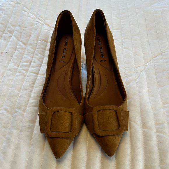 Anne Klein Tan Pumps - Picture 2 of 6